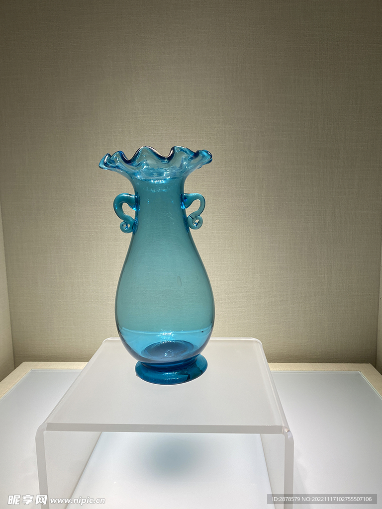 海蓝色玻璃花瓣口瓶