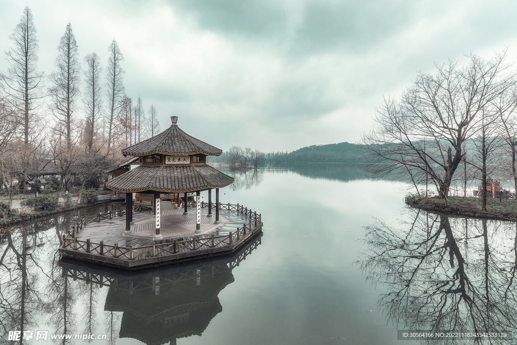 秋季公園涼亭