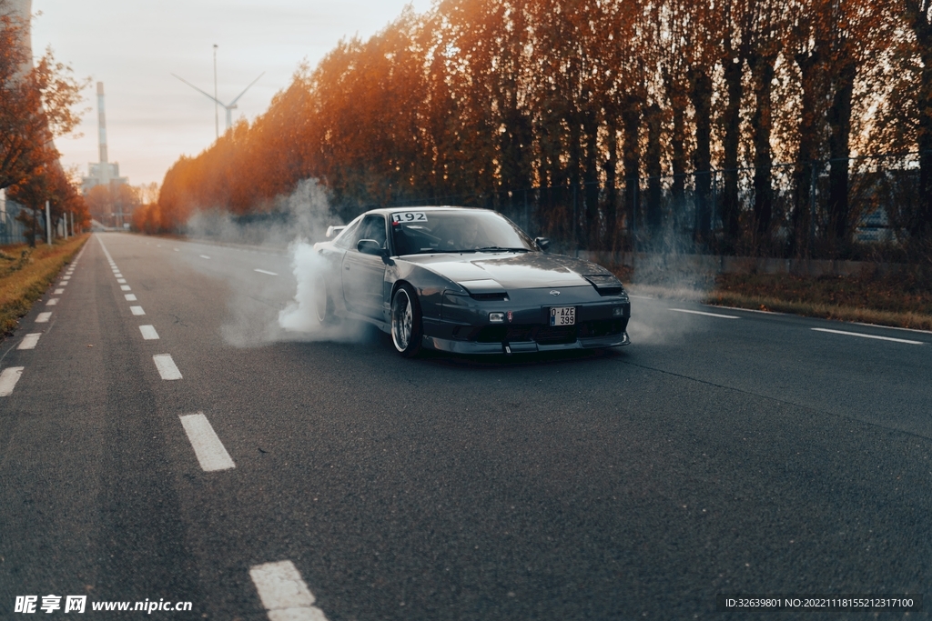 行駛的汽車