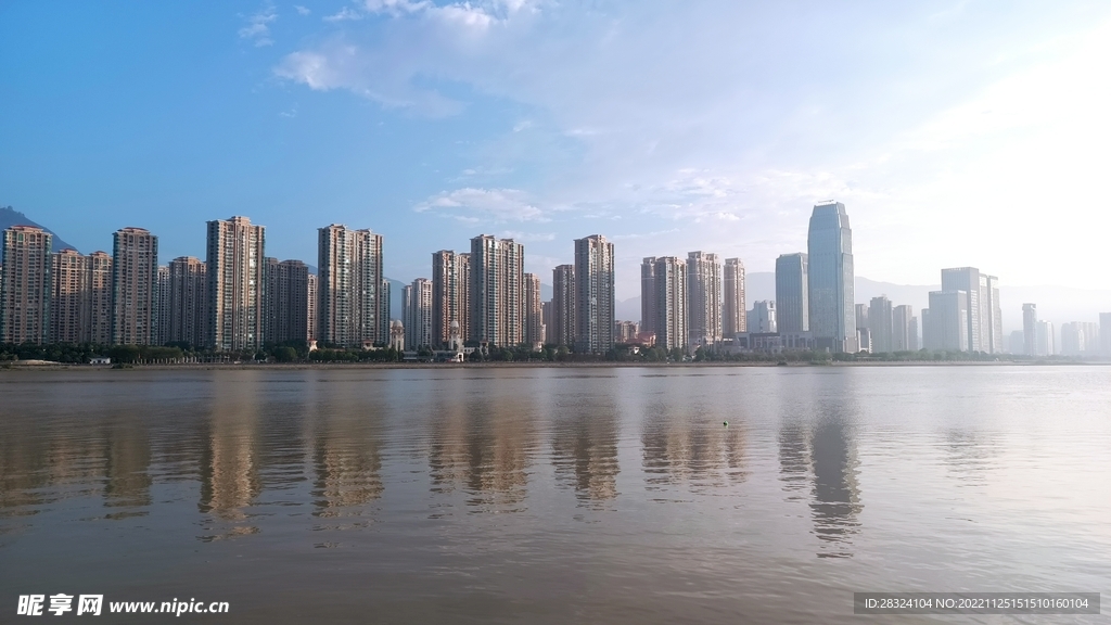 江邊 城市 清晨 水霧