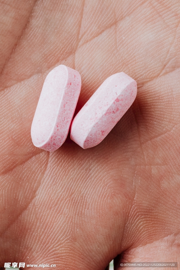 手上的兩顆藥