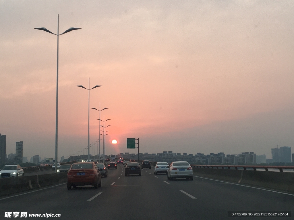傍晚的高架車流