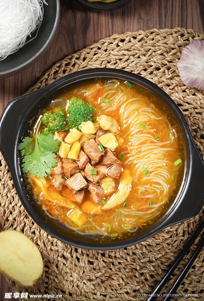 砂煲雞肉米線