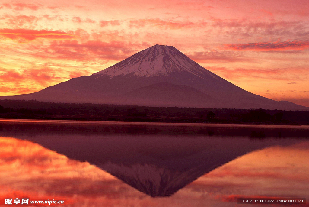 黄昏下的日本富士山图片素材