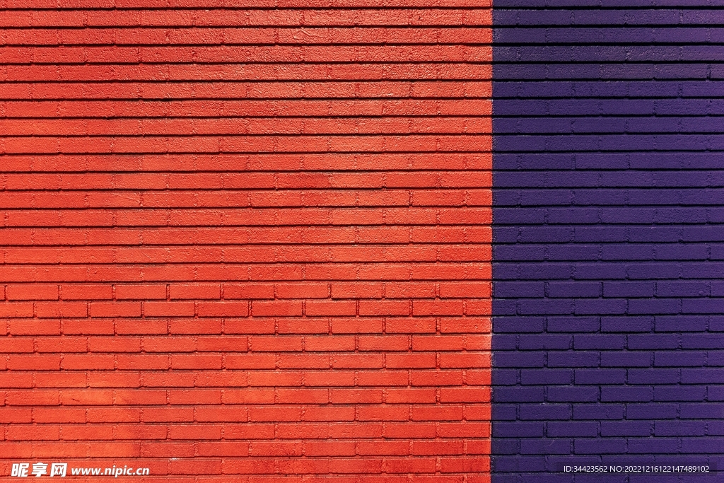 红色紫色对撞墙壁