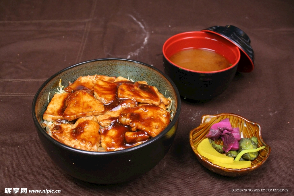 豬肉蓋飯