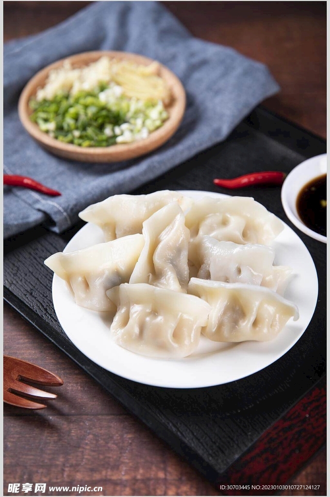 白盤子里的餃子