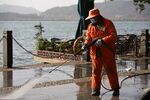 杭州西湖打扫卫生的工人