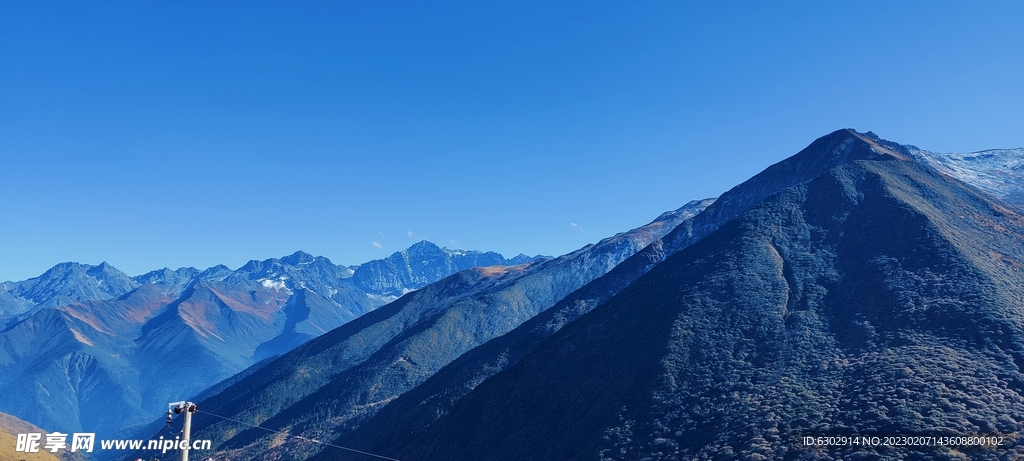 阿坝 蓝天白云 高原 山峦雪山