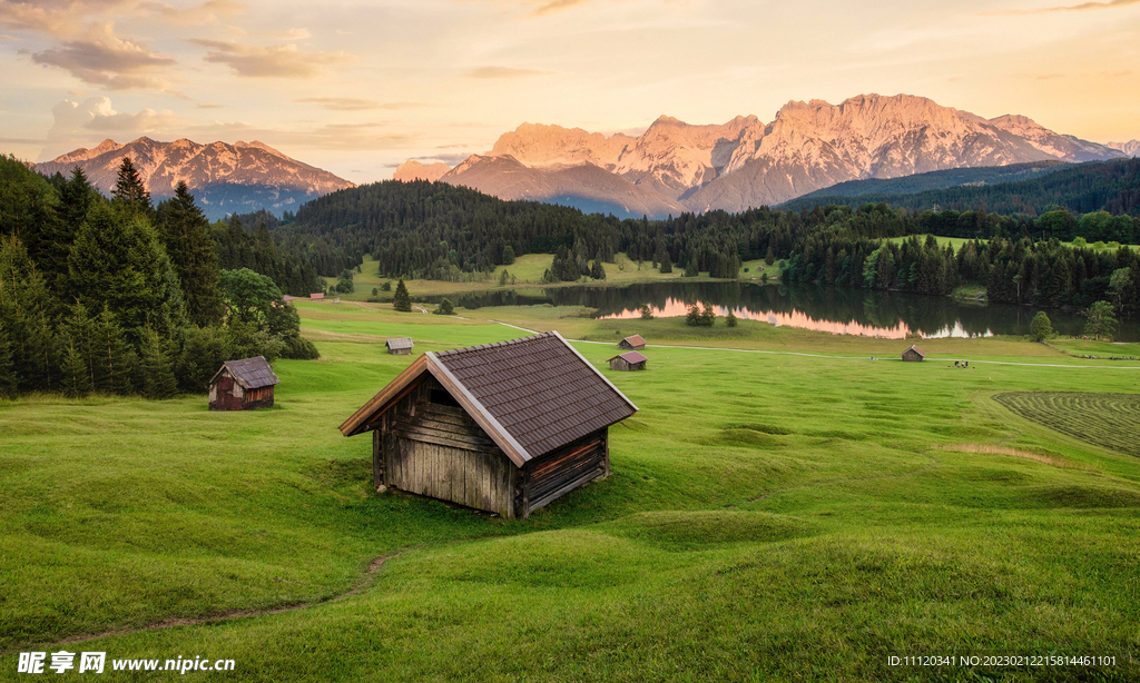 树木小屋与阿尔卑斯山脉