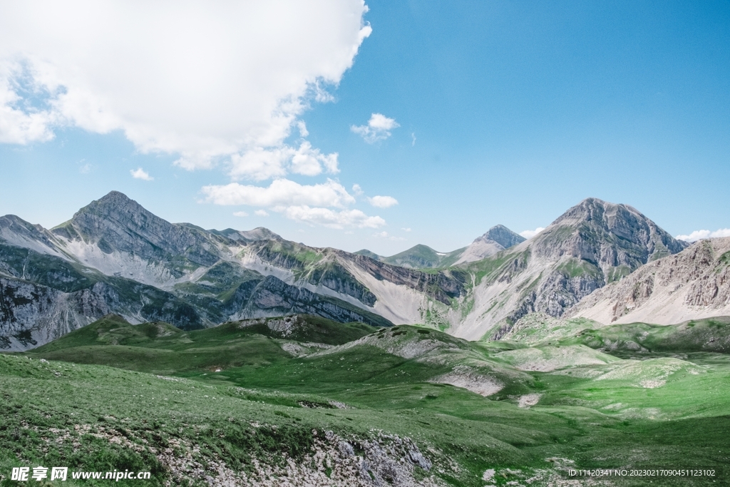 晴朗天空青山自然風(fēng)景
