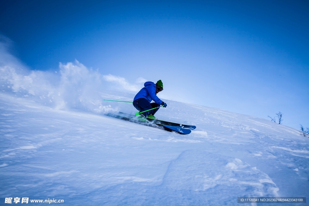 寒冷冬季滑雪运动人物