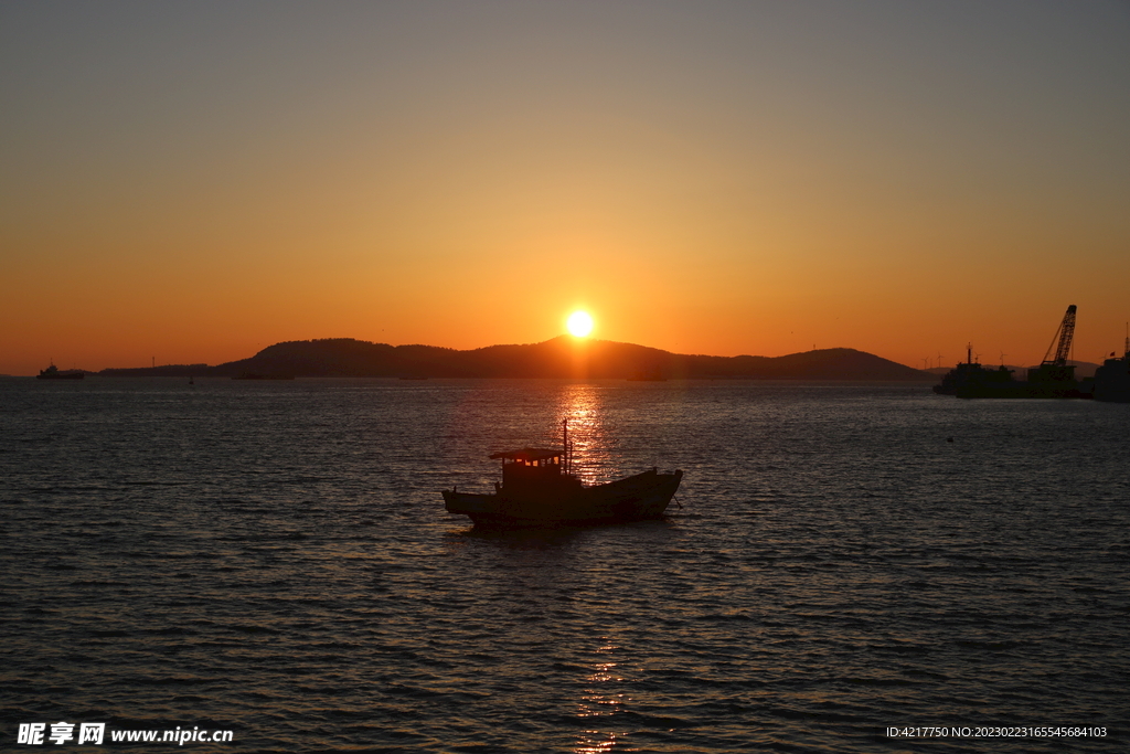 海边渔船夕阳落日