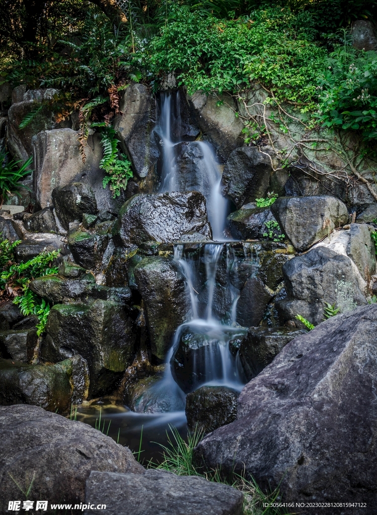 山崖瀑布河流