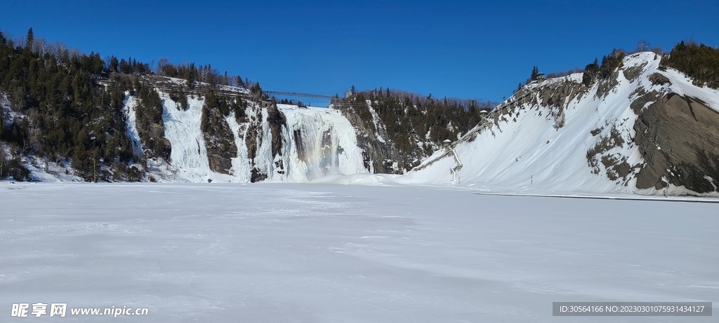 雪山河流
