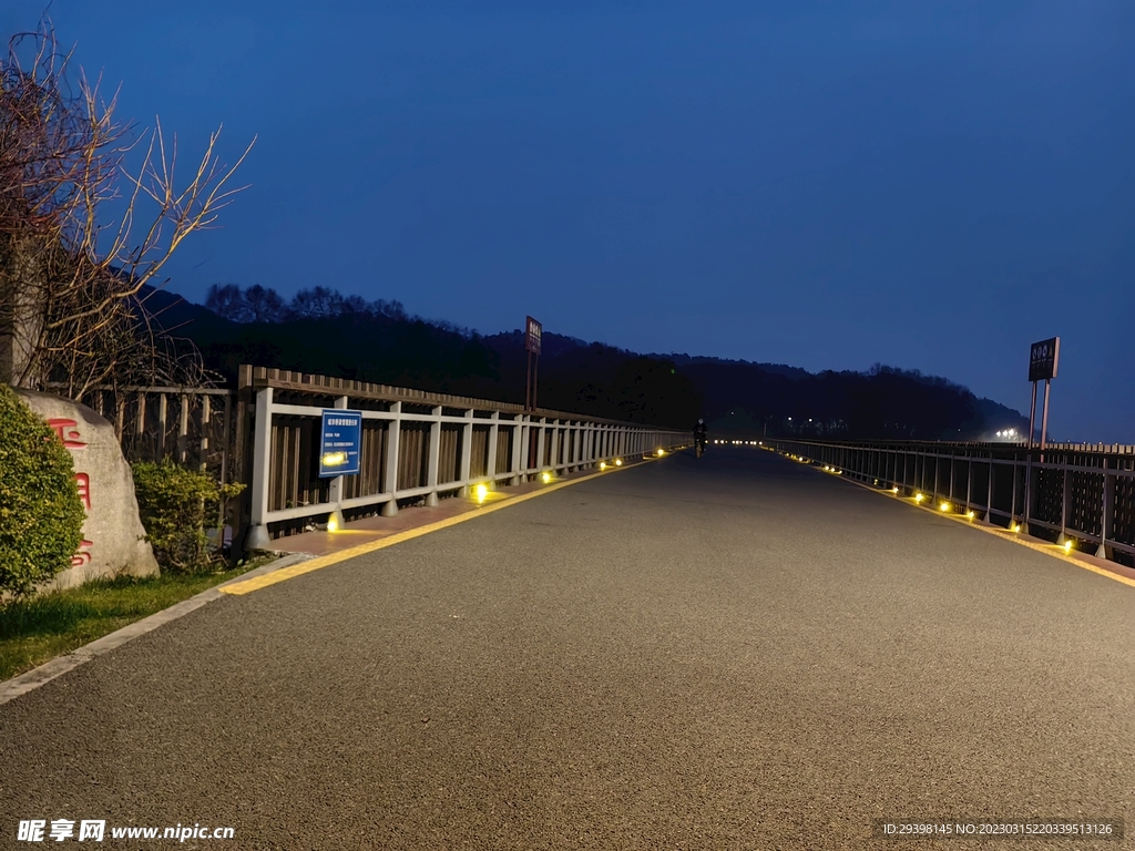 湖面夜景