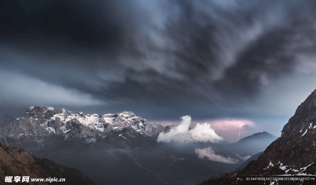 震撼雪山圖