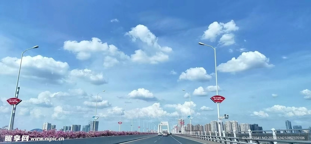 藍天白云  