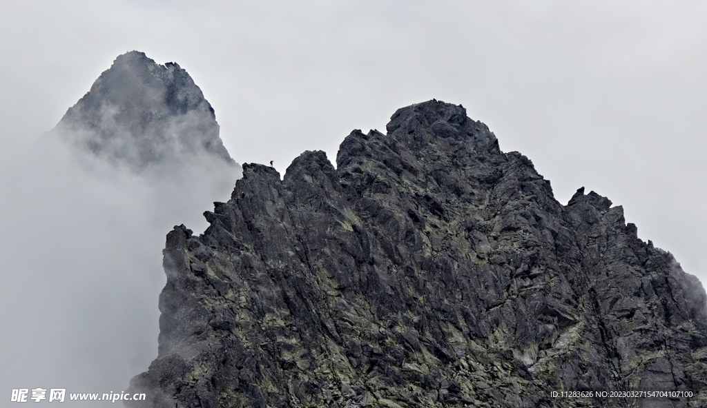黑色山峰云氣