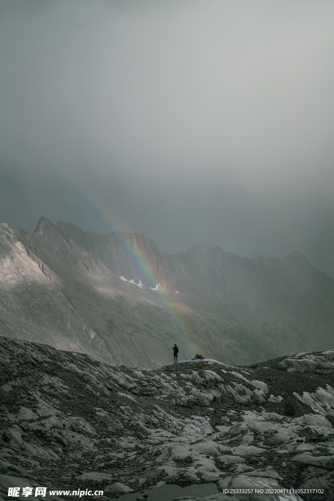 孤獨(dú)旅行者登山中彩虹雪山風(fēng)景