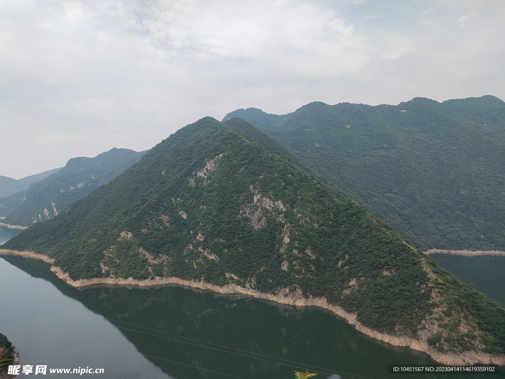 山間水流