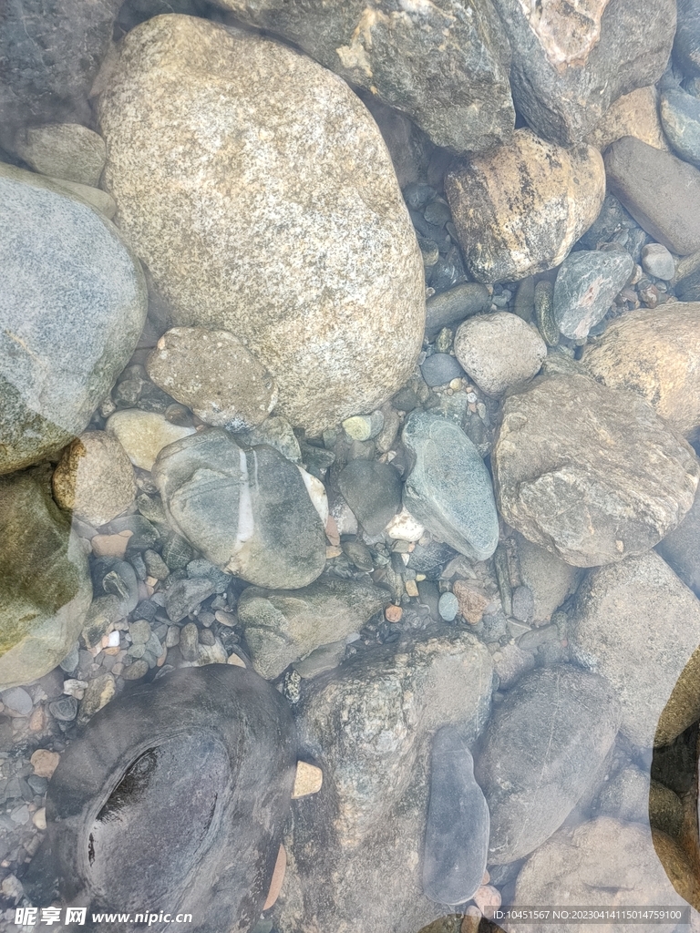 水中石頭