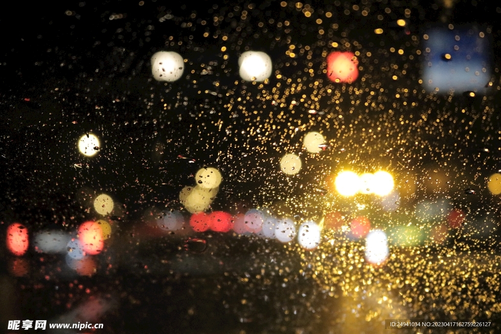 雨后车窗唯美车灯高清图片