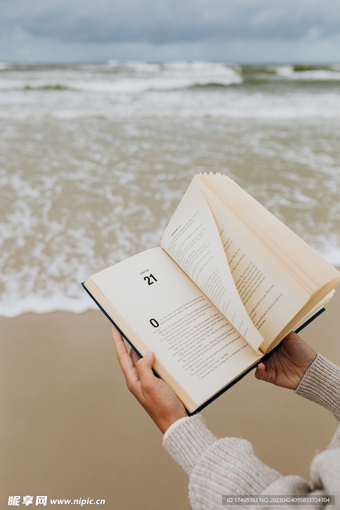 海邊看書