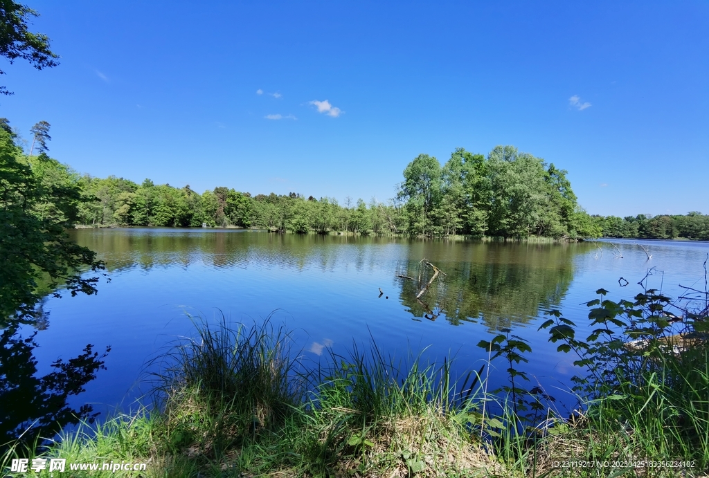 欧洲春夏湖面蓝色自然风景
