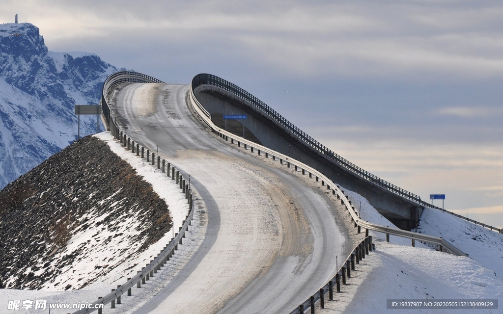 雪天公路