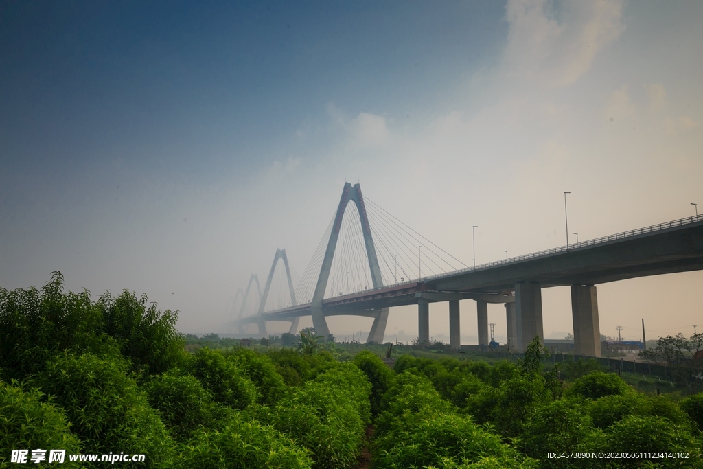 云雾中的大桥