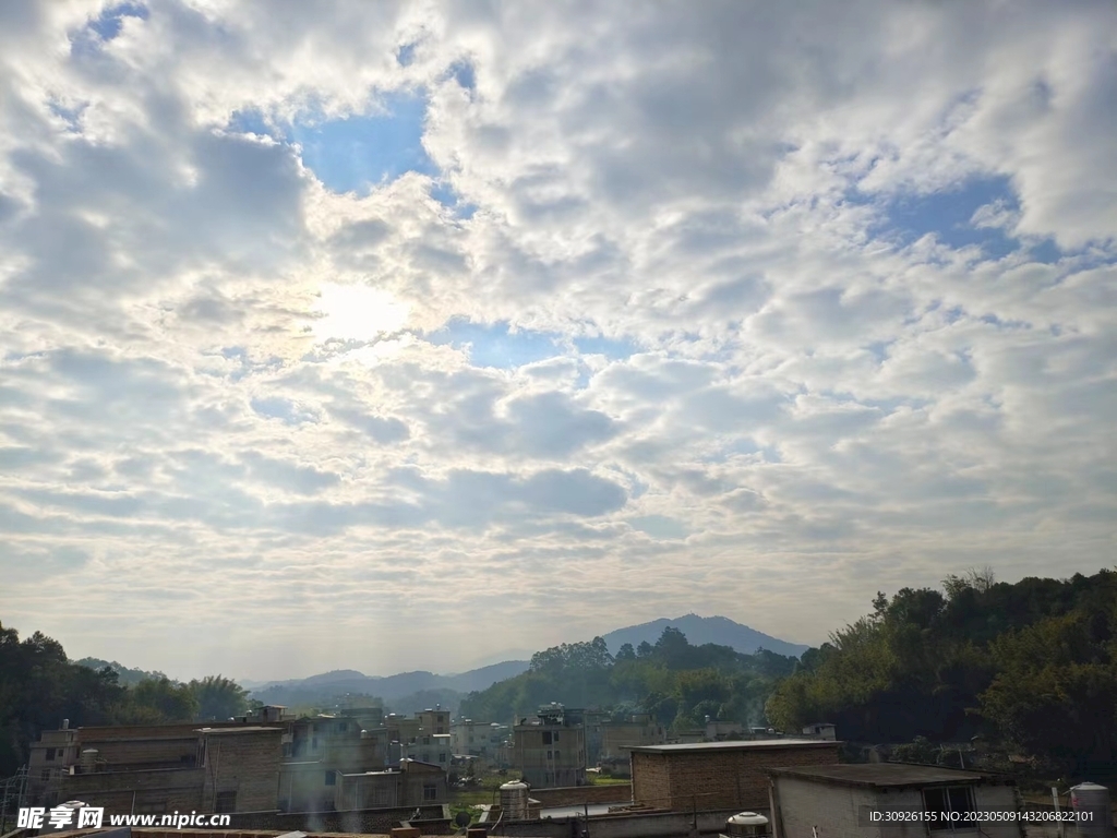 陽光照射鄉村