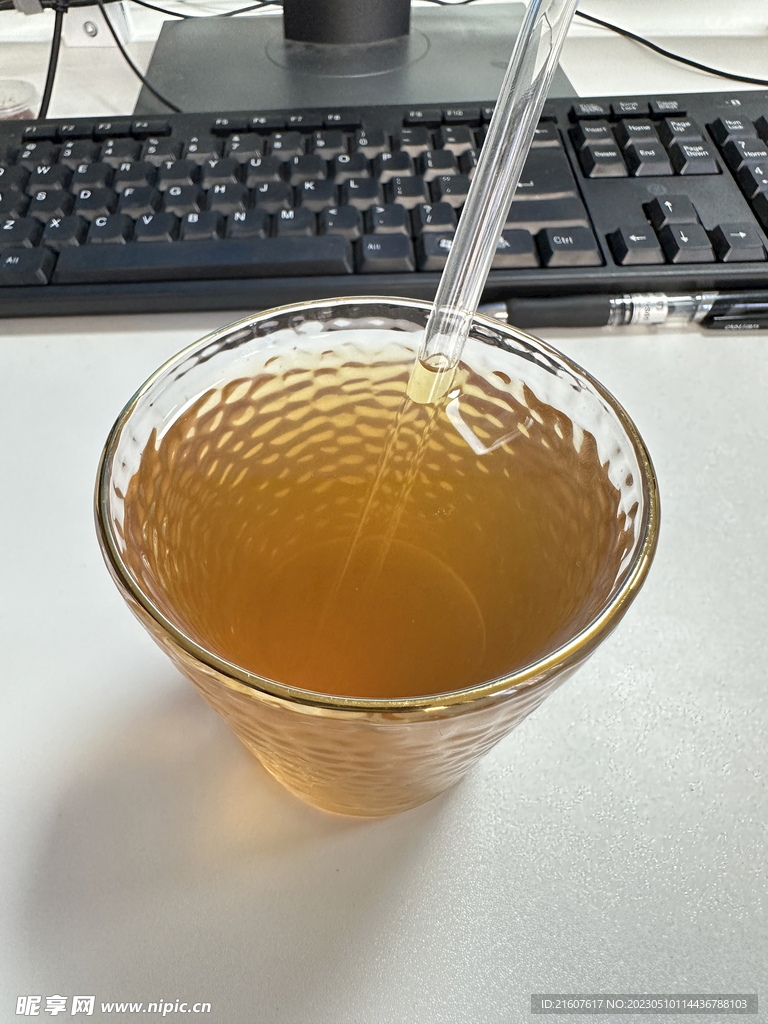 办公室电脑桌上的一杯香水柠檬饮