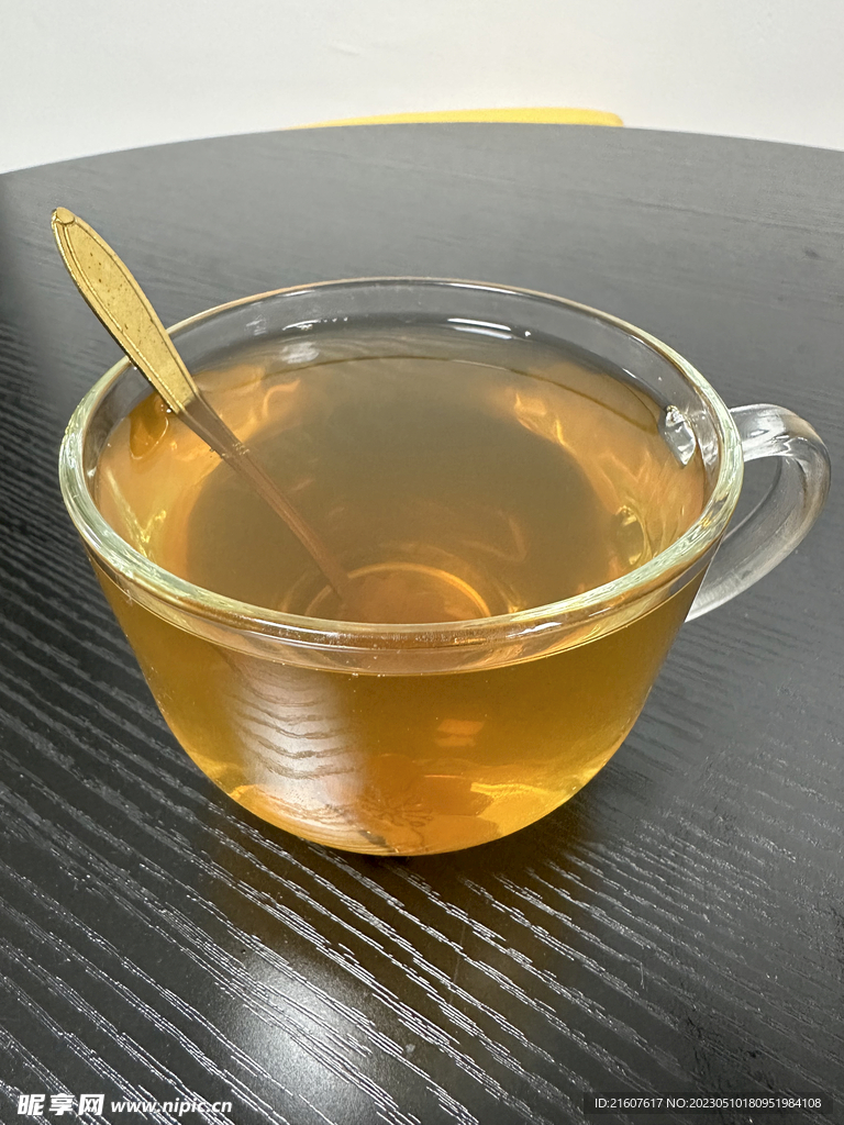 桌面上的一杯香水柠檬茶饮料俯拍