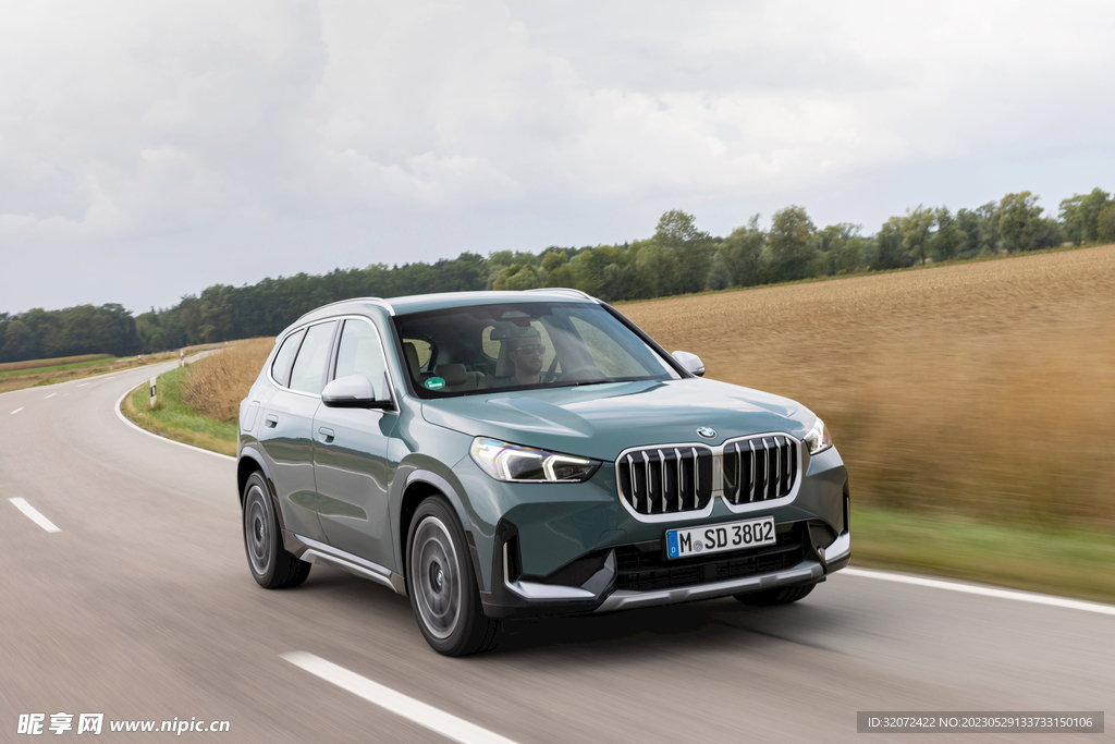 全新BMW X1右前視角美圖