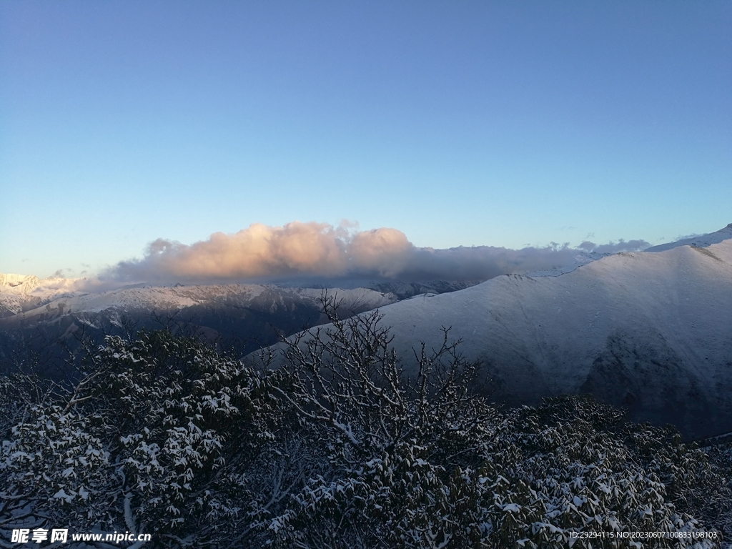 自然風光雪山圖.