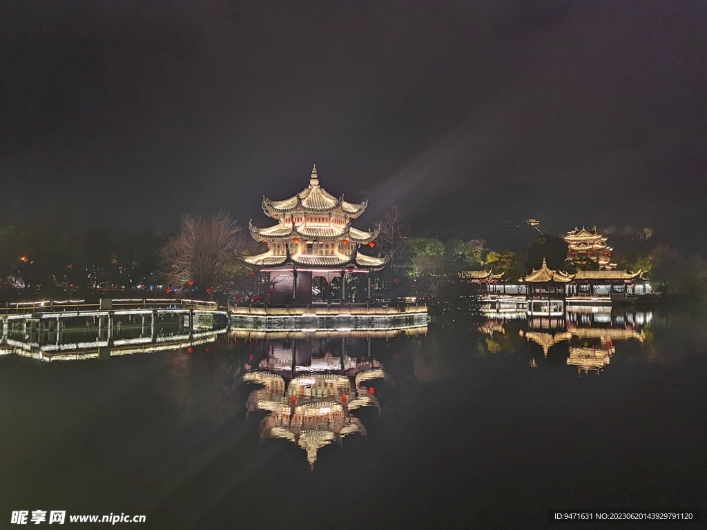 临海东湖楼阁夜景