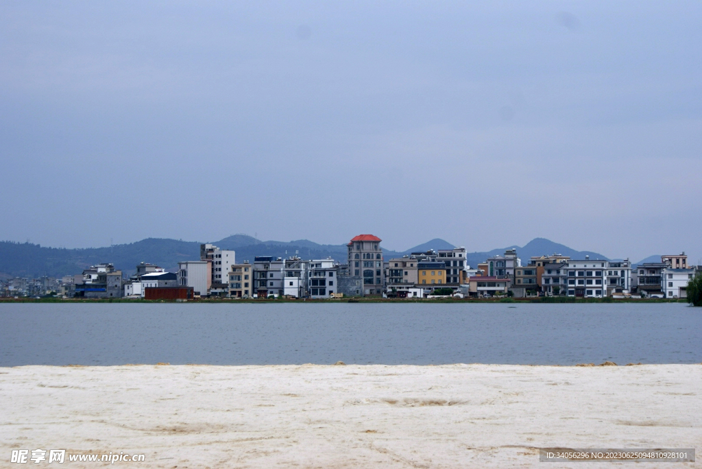 湖邊