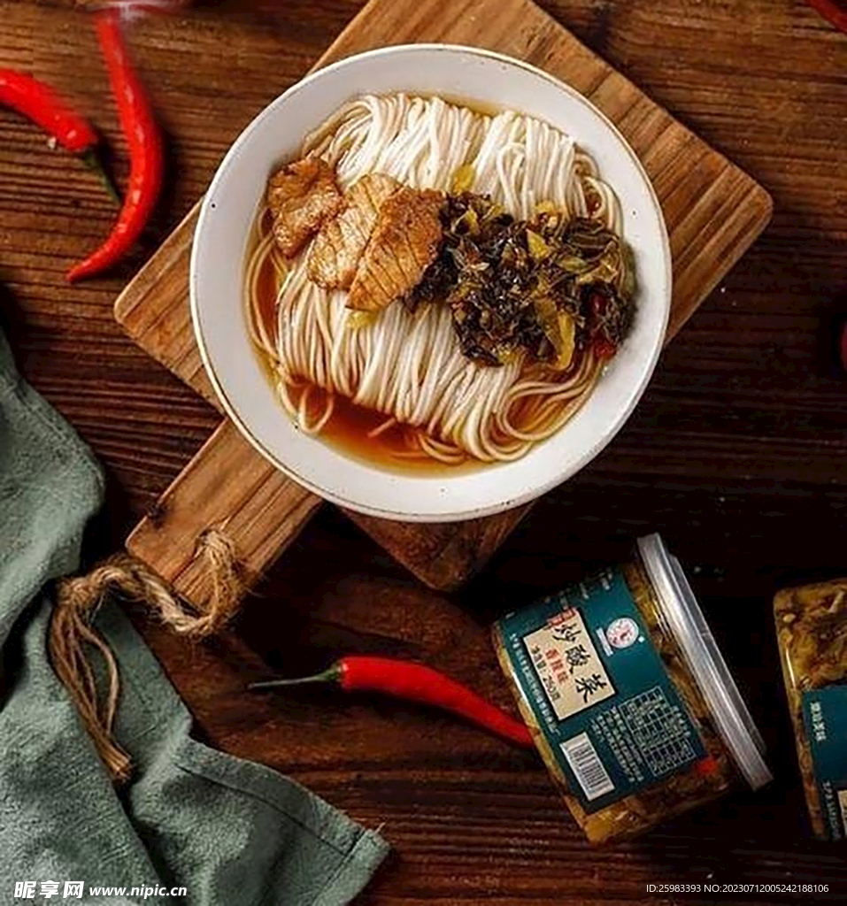 炒酸菜肉片面