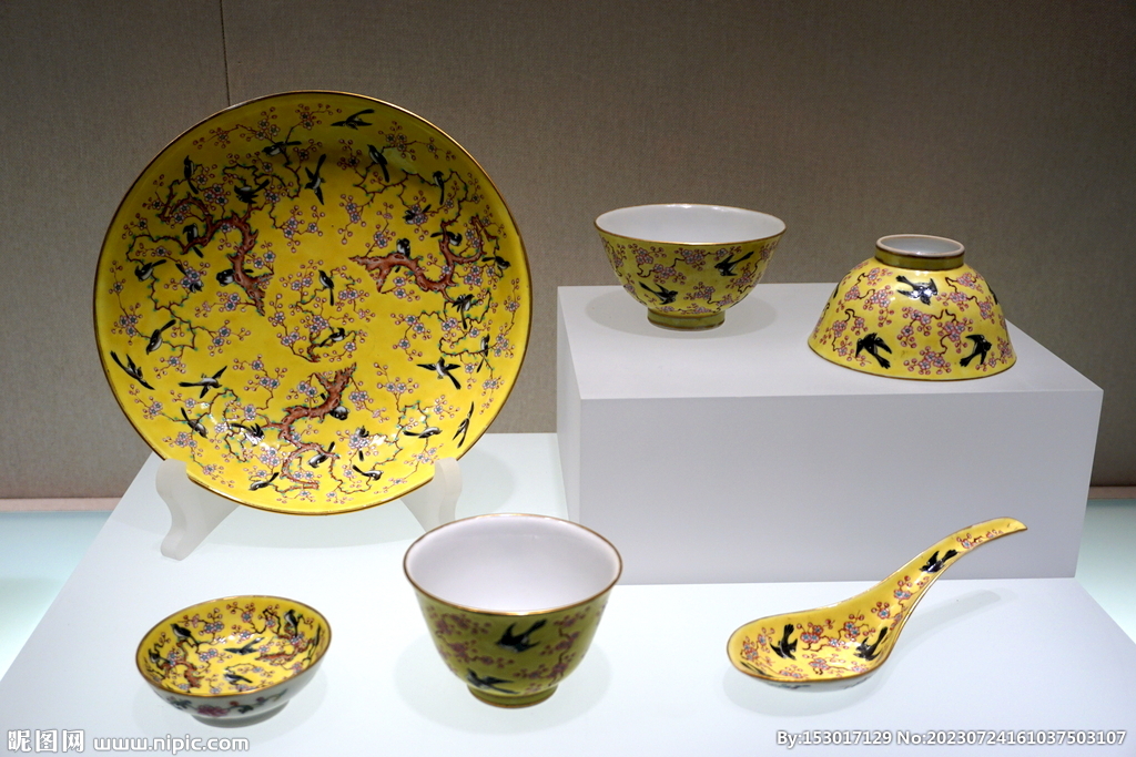 古董文物瓷器盘碗展品