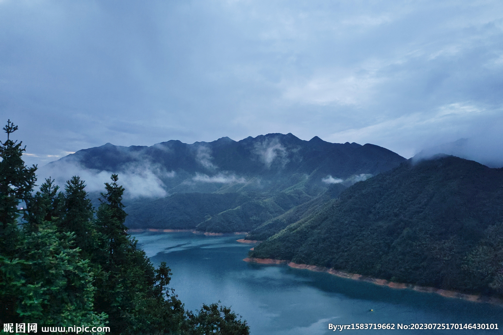 清晨山水