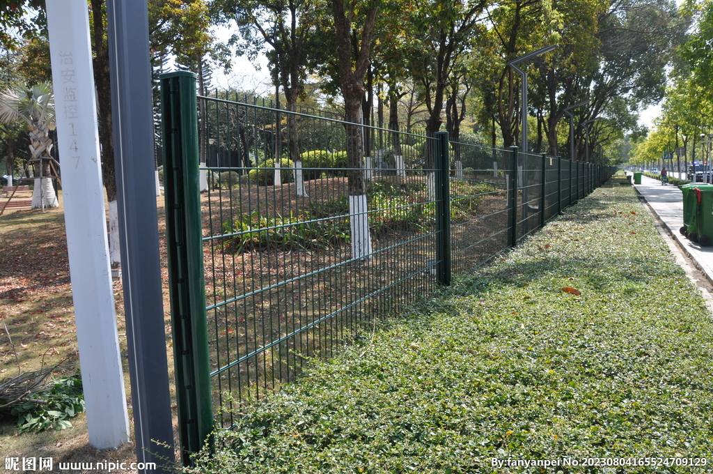 公园绿化带上的铁网镀锌护栏