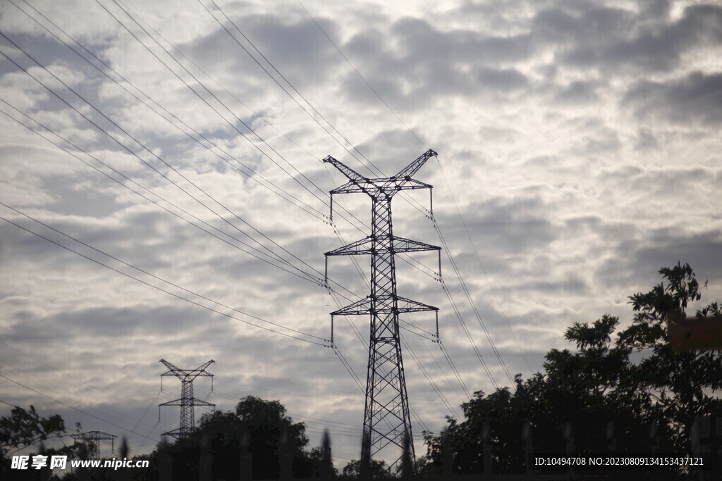 高压电线铁塔与天空背景