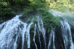 三峽龍進溪山間飛瀑