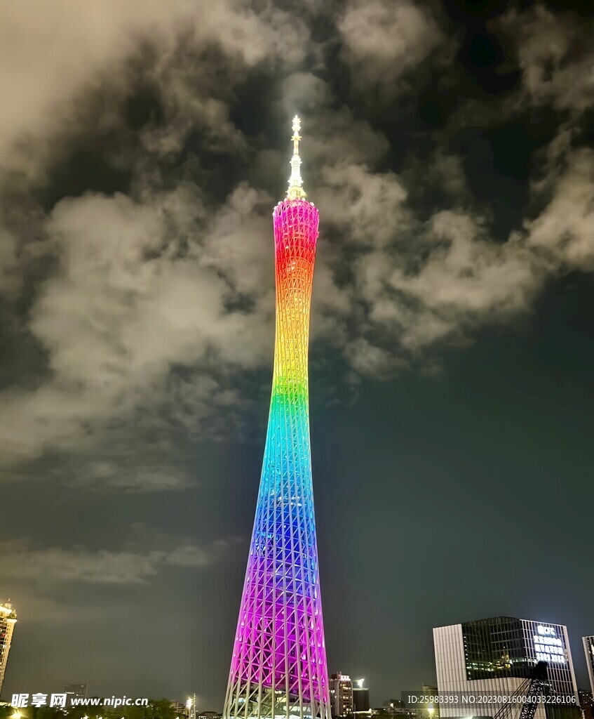 燈光下的電視塔