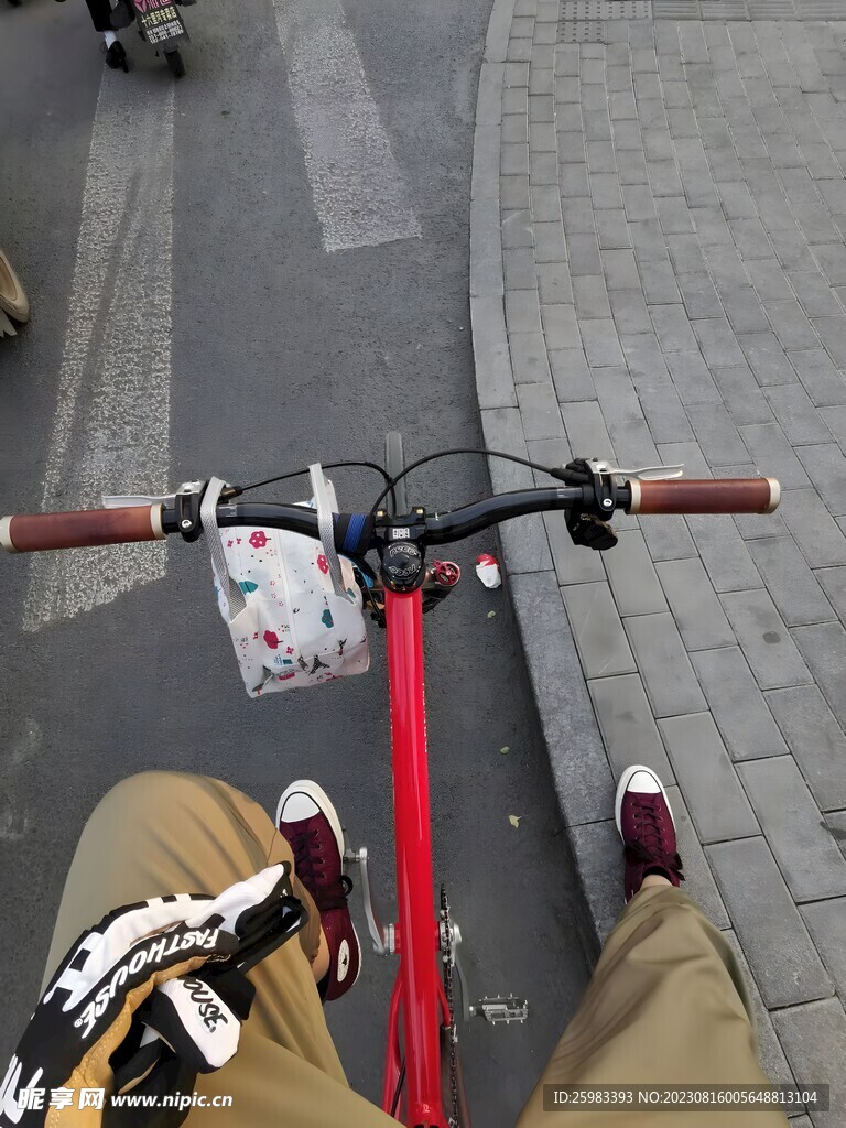 騎自行車