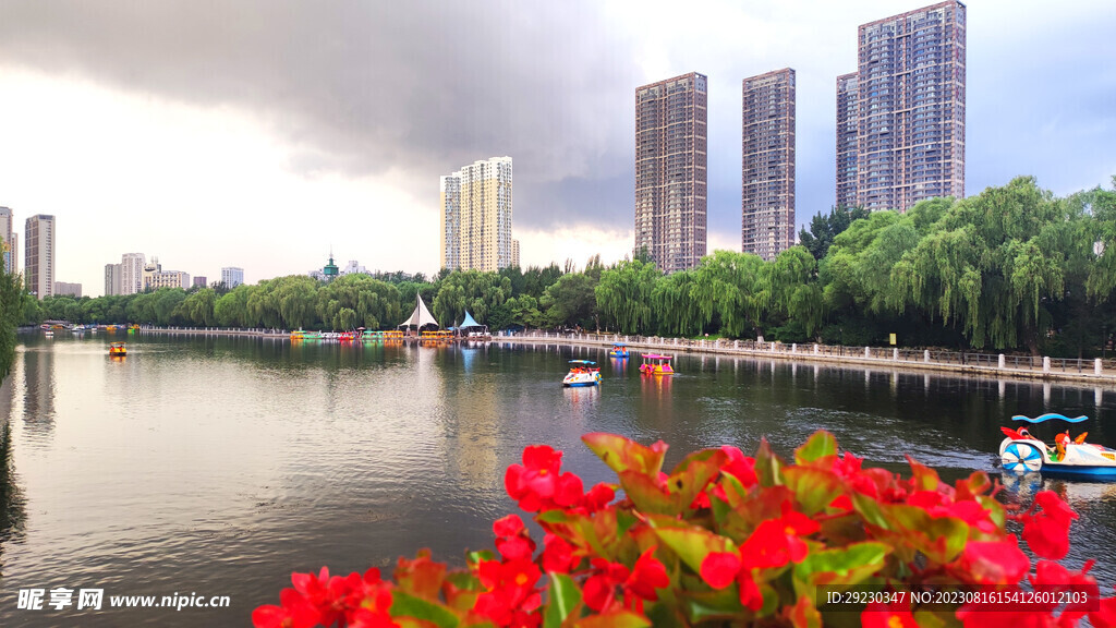 公园阴雨天景色