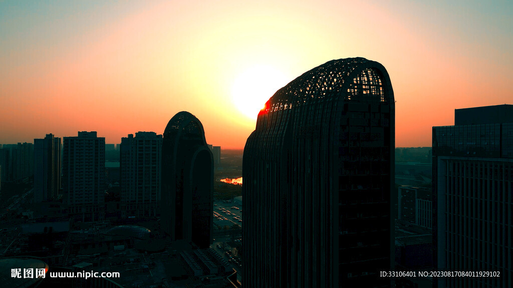 夕阳点缀五彩世界高楼