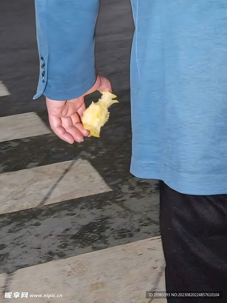 吃蘋果的男孩