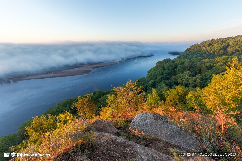 山下的湖景